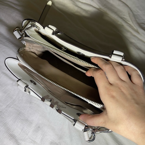 MICHEAL KORS WHITE CROSSBODY BAG - Picture 4 of 6